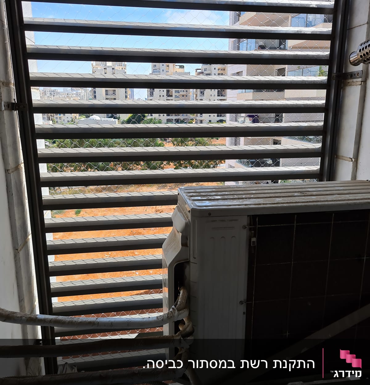 רשת מתכת על חלון למניעת כניסת יונים